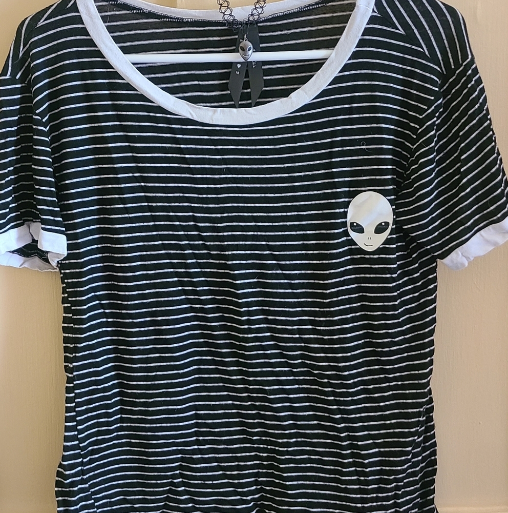 T-shirt and choker necklace